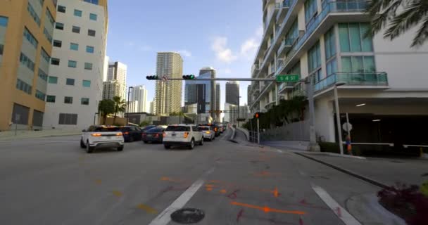2020年10月10日 アメリカ フロリダ州マイアミ ブリッケル行きのドローブリッジでの車のライン — ストック動画