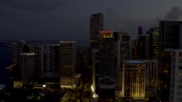 在迈阿密市中心塔楼之间飞行 — 图库视频影像