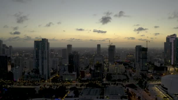 Vliegtuig Vliegen Downtown Miami Stad Landschap Schemering — Stockvideo
