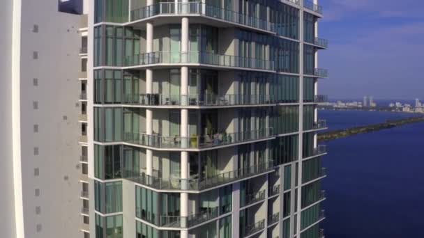 Nowoczesne Balkony Miami Powietrza Pochylenie Dół Ujawnić — Wideo stockowe