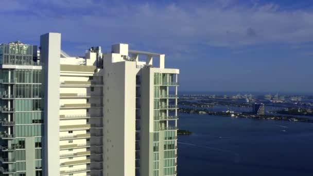 Aerial Avslöja Miami Biscayne Bay Bakom Byggnaden — Stockvideo