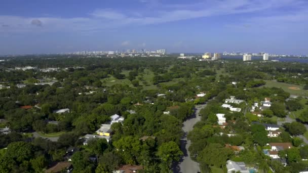 Flygvideo Miami Shores Stadsdel Exklusiva Hem Och Golfbanor — Stockvideo