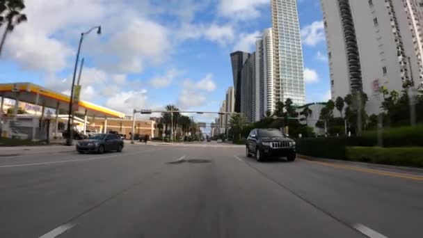 Miami Octubre 2020 Jeep Cherokee Conduciendo Por Una Carretera — Vídeo de stock