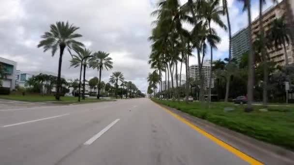 Achteraanzicht Rijden Door Bal Harbour Usa — Stockvideo