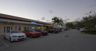 Deerfield Beach, FL, ABD - 20 Ekim 2020 Cove alışveriş merkezi Deerfield Beach FL