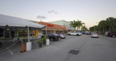 Deerfield Plajı, FL, ABD - 20 Ekim 2020: The Cove Deerfield Beach alışveriş merkezi Motion 4k dci video mağazaları