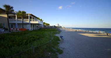 Deerfield Beach, FL, ABD - 20 Ekim 2020: Motion footage Deerfield Beach Florida dusk 4k dci