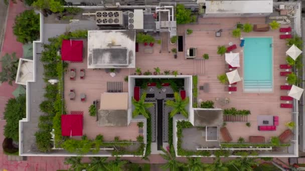 マイアミビーチホテルのプールデッキ上の空中上昇4K — ストック動画