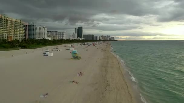Rápida Baja Aérea Drone Video Miami Beach Florida 60P — Vídeo de stock