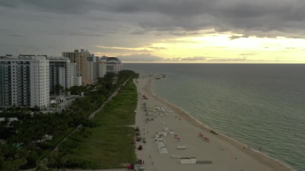 Aerial Miami Beach Sol Brillante Través Las Nubes Sobre Océano — Vídeo de stock