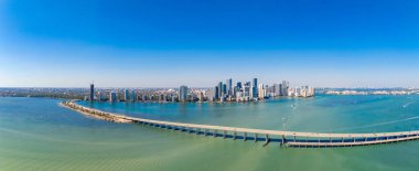 Hava Panorama Brickell Miami ve Key Biscayne Köprüsü 2024