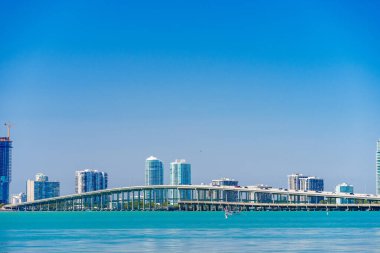 Brickell Miami rıhtım sahnesi, köprü ve binalar.