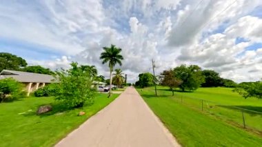 Büyük Kıbrıs Ulusal Koruma Alanındaki küçük bir mahalle Chokoloskee Florida 'dan geçiyor.