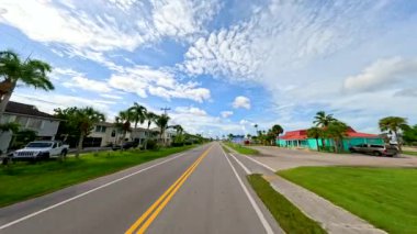 Güney Florida 'da Everglades City' den geçerken