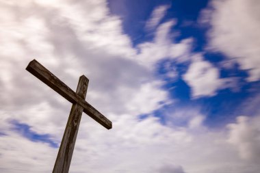 Dini haç bulutlu mavi bir gökyüzünde hareket bulanık bulutlarla