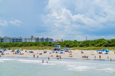 Cape Canaveral, FL, ABD - 6 Eylül 2025: Cape Canaveral Beach Florida 'da turistler