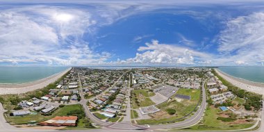 Cape Canaveral Florida sahil kasabasının sahil manzaralı 360 numaralı hava fotoğrafı.
