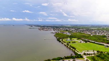 Muz Nehri 'ndeki Merritt Adası Florida. 4k 24 peni hava aracı videosu