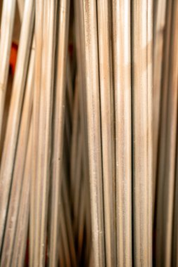 Bir hırdavatçıda dikey alüminyum kanal borusu yığını