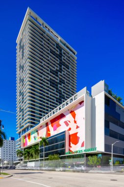 Miami, FL, ABD - 11 Eylül 2025: Forma Miami 'deki Whole Foods Market. Bulanık trafiğe uzun süre maruz kalma