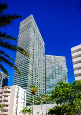 Miami, FL, ABD - 11 Eylül 2025: Gran Paraiso ve Paraiso Körfezi lüks apartmanları Miami