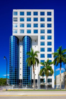 Miami, FL, ABD - 11 Eylül 2025: Soyut ofis binası Miami 28. Cadde ve Biscayne Bulvarı