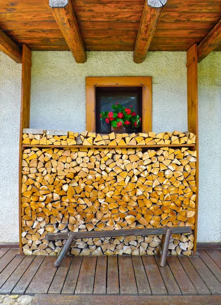 Toros Madeira Ordenadamente Empilhados Lado Fora Uma Cabana Montanha Friuli — Fotografia de Stock