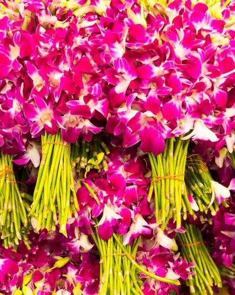 在曼谷花卉市场出售的许多鲜艳的紫色花朵花束 — 图库照片