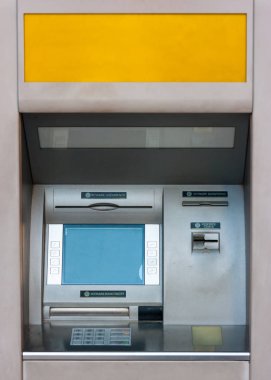 Eski bir otomatik vezne makinesi büyük bir boşaltmak üst etiketleri İtalyanca ile önden görünümü