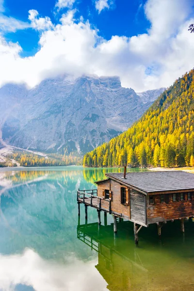Vista Vertical Del Lago Prags Cabaña Dolomitas Otoño Trentino Alto —  Fotos de Stock