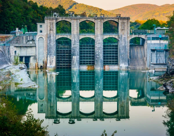 Dammen Gates Återspeglar Vattnet Floden Soca Slovenien — Stockfoto