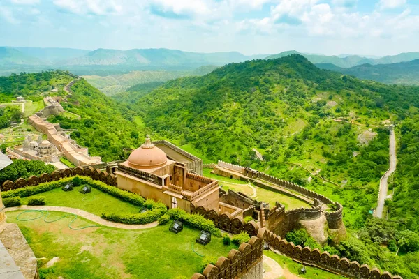 Ramparts และก าแพงของปราสาท Kumbhalgarh และเน นเขารอบๆ Rajasthan India — ภาพถ่ายสต็อก