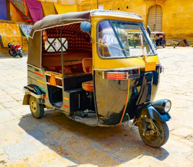 Geleneksel arka ve sarı motorlu çekçek Jaisalmer meydanda, Rajasthan, Hindistan