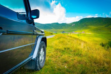 Düşük görüş açısı bir off road araç Giulian alps, Friuli, İtalya için bir dağ yolda
