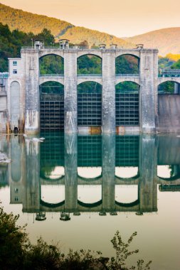 Soca nehir, Slovenya sular üzerinde yansıtan Barajı Gates dikey görünüm