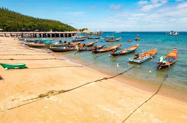 传统的泰国船只停泊在泰国素叻他尼的 Tao Mae Haad 码头附近 — 图库照片