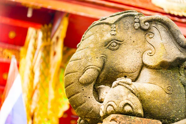 ランプーン タイで寺院の境界の壁を飾る石象の詳細 — ストック写真