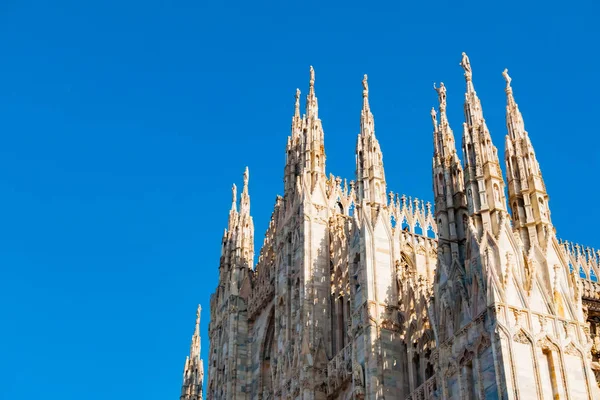 Dettaglio Del Duomo Milano Guglie Contro Cielo Blu Piazza Del — Foto Stock
