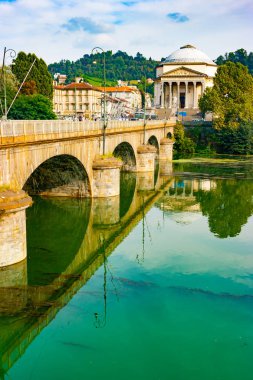 Vittorio Emanuele ben köprü dikey görünüm Po Nehri ve Fallen Memorial'a ı. Dünya Savaşı, Turin, Piedmont, İtalya'da dahil olmak üzere Allah'ın büyük annesi Katedrali