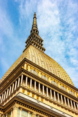 Düşük açılı dikey görünüm Mole Antonelliana, Turin, Piedmont, İtalya