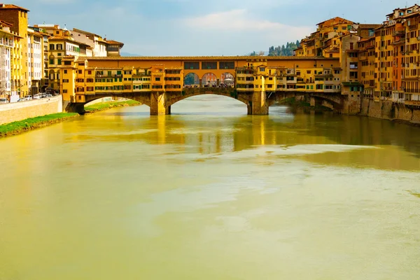 从意大利托斯卡纳圣三一桥圣三一桥上看到的阿诺河上的中世纪石桥 Ponte Vecchio 的暖色的正面景观 — 图库照片