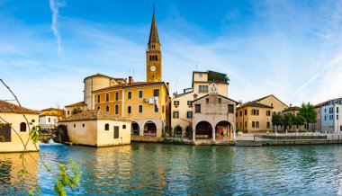 Portogruaro panoramik manzaralı lemene nehir, St. Andrea Saat Kulesi ve mills, Portogruaro, Veneto, İtalya