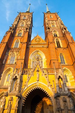 St. John günbatımı Baptist Katedrali'nde Wroclaw, aşağı Silezya, Polonya'nın dikey önden görünümü