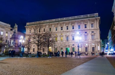 Piazza della Scala Palazzo Marino, Milan'ın Belediye Binası ve Leonardo Da Vinci anıt, Milan, İtalya, Europe ile gece görünümü