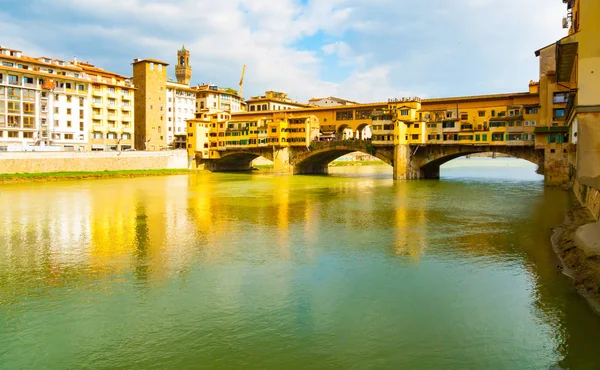 在中世纪石桥 Ponte Vecchio 的阳光下 Arno 佛罗伦萨 托斯卡纳 意大利的侧视图 — 图库照片