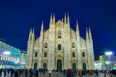 Bir kalabalık Piazza del Duomo Milan'ın Gotik Katedrali, Milan, İtalya, hakim gece görünümü