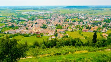 Cormons, Friuli Venezia Giulia, İtalya'nın şarap bölgesindeki Gorizia havadan görünümü