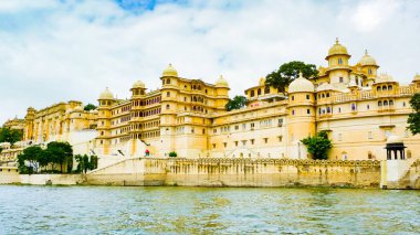Şehir Sarayı kompleksi görülen PICHOLA Lake, Udaipur, Rajasthan, Hindistan