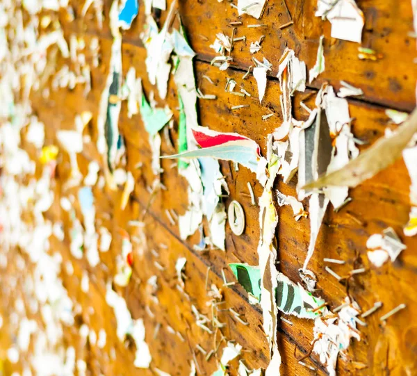 Vista Enfoque Estrecho Muchas Grapas Fragmentos Papel Tablero Mensajes Madera — Foto de Stock