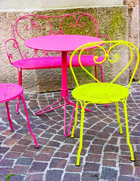 Φθορισμού Καφέ Τραπέζι Και Καρέκλες Στους Δρόμους Του Ίνσμπρουκ Τιρόλο — Φωτογραφία Αρχείου